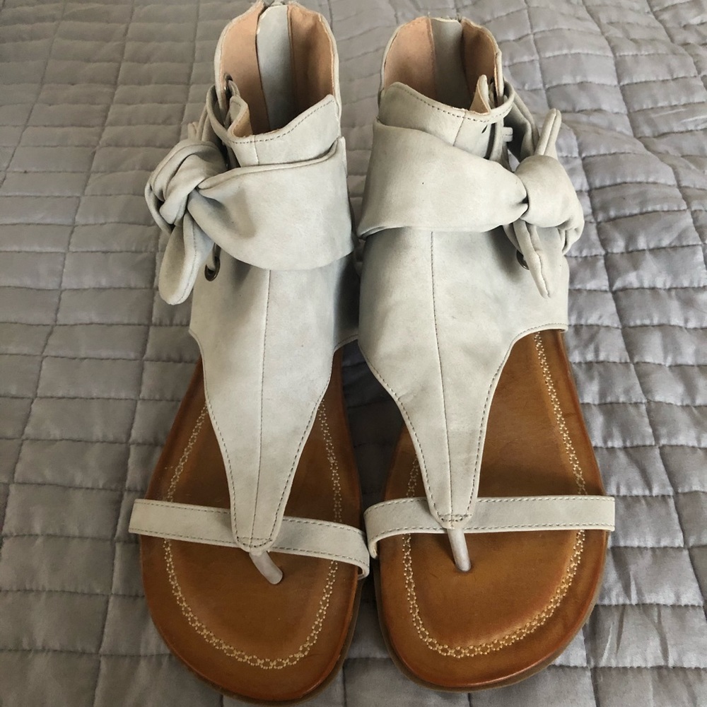 Women’s Size 7.5 Tan Sandals w/Zipper Back